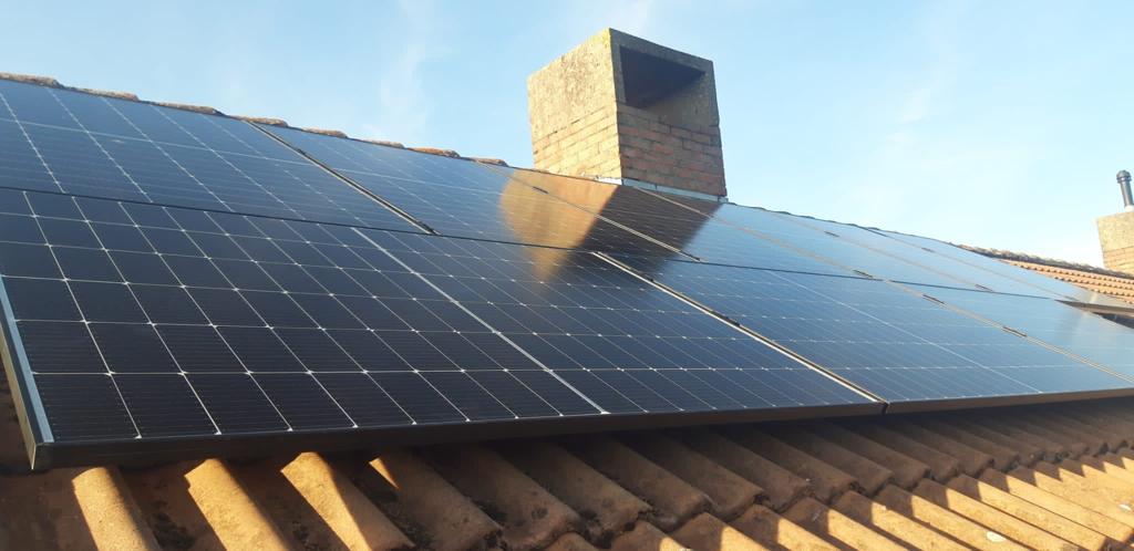 foto van een dak met zonnepanelen